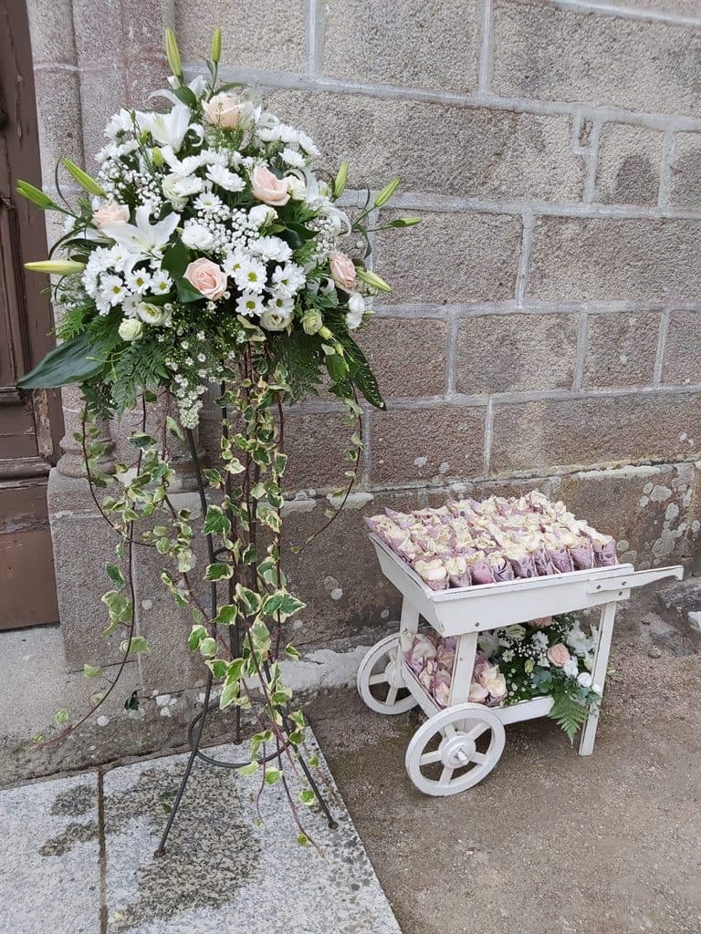 Columna floral blanca para la entrada de una celebración en Salceda de Caselas