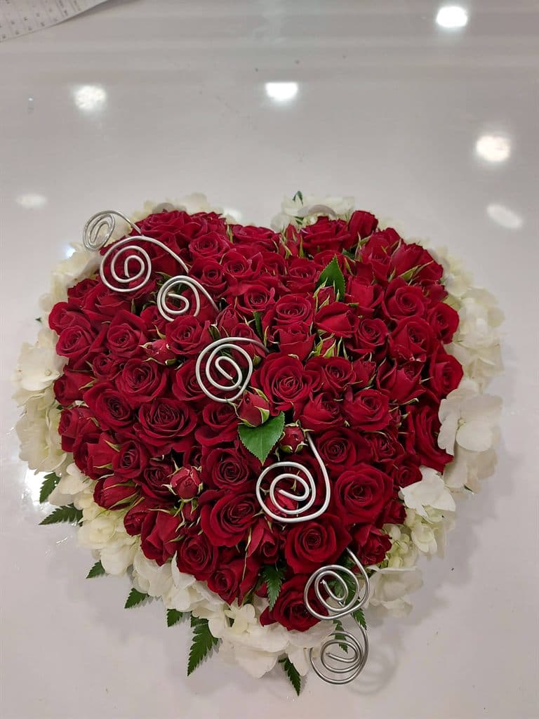 Corazón de rosas rojas y blancas elaborado en Salceda de Caselas