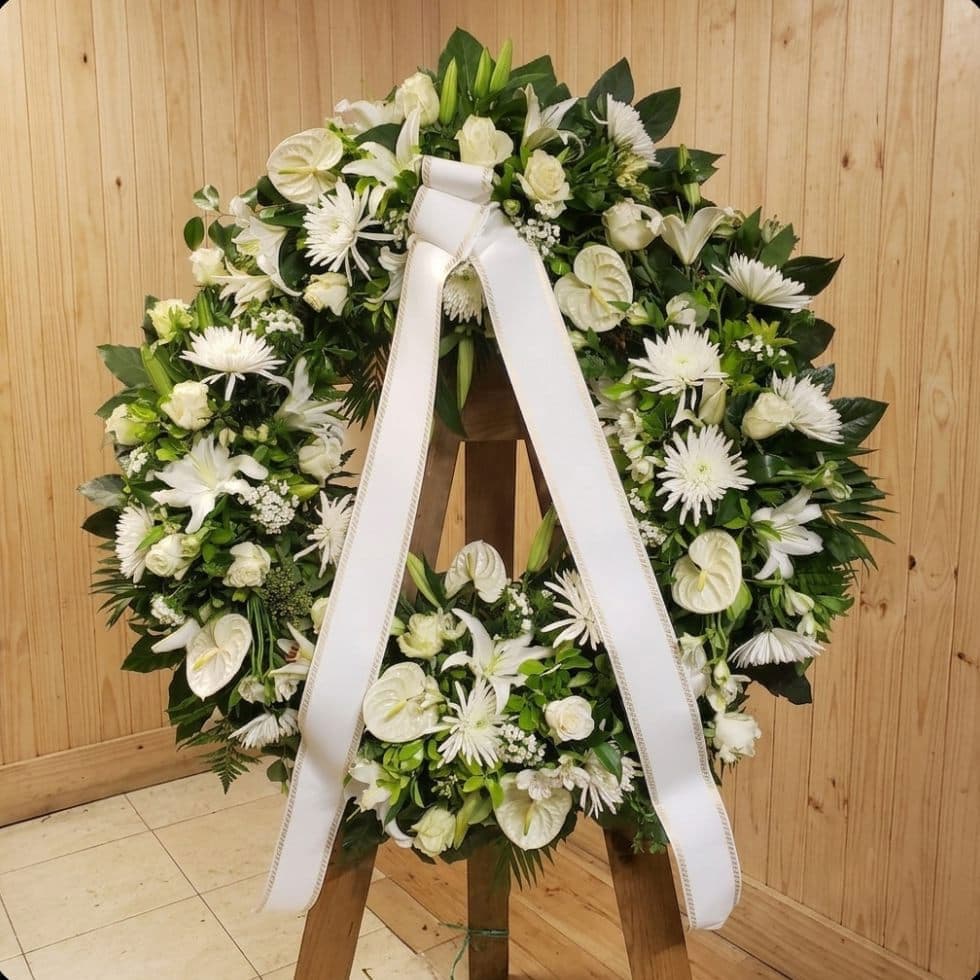 Corona funeraria de flores blancas elaborada por Floristería Nelke en Salceda de Caselas