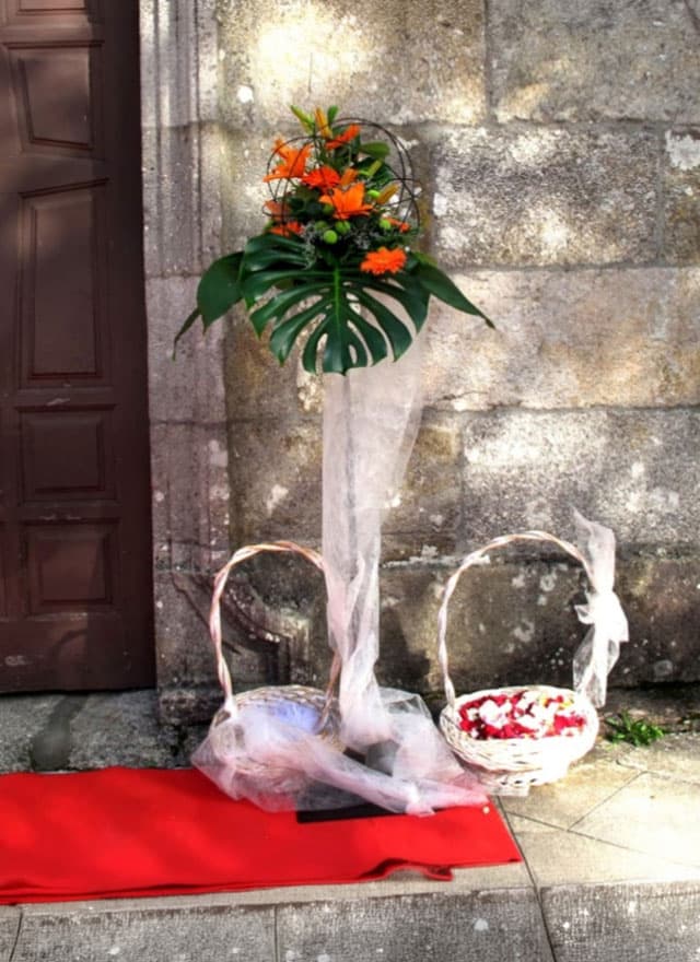 Decoración floral de bodas en la entrada de una iglesia en Salceda de Caselas
