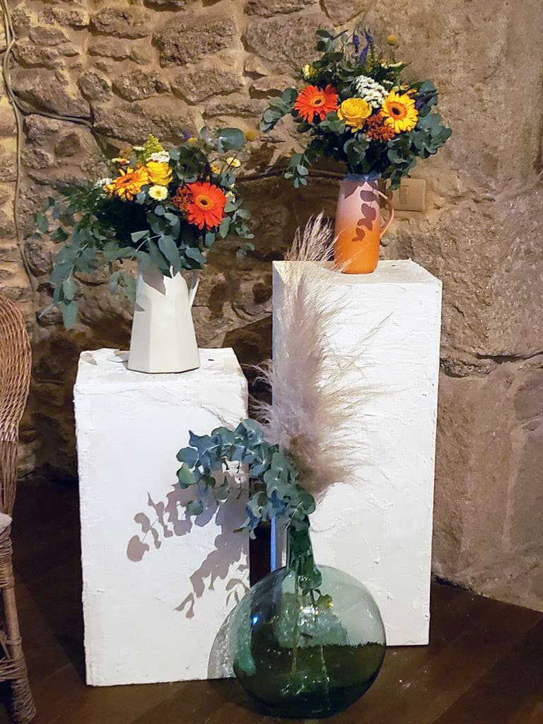 Jarrones con flores para la decoración de una ceremonia en Salceda de Caselas