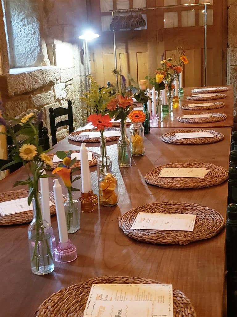Mesa de banquete decorada con flores para una boda en Salceda de Caselas