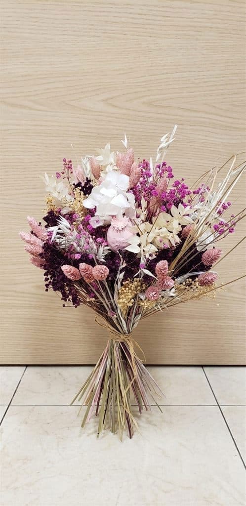 Ramo de flor seca en tonos rosados de nuestra floristería en Salceda de Caselas