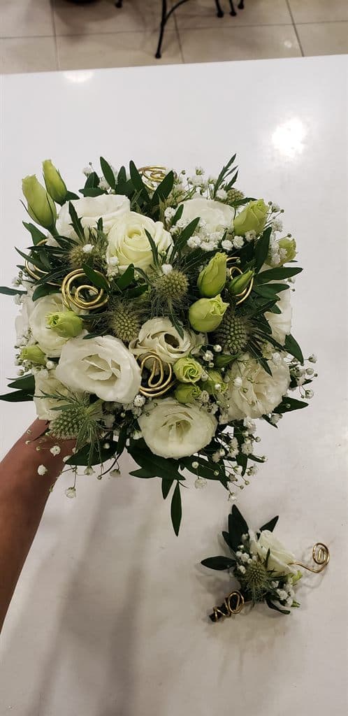 Ramo de novia blanco con prendido a juego elaborado en Salceda de Caselas