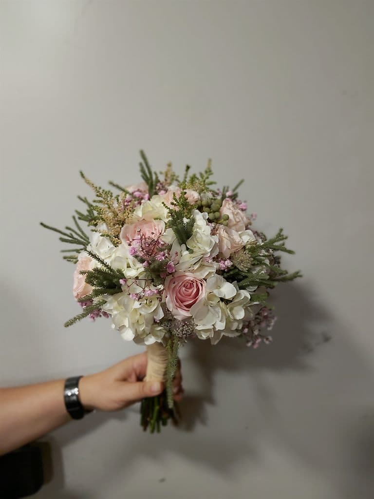 Ramo de novia de rosas en tonos pastel elaborado en Salceda de Caselas