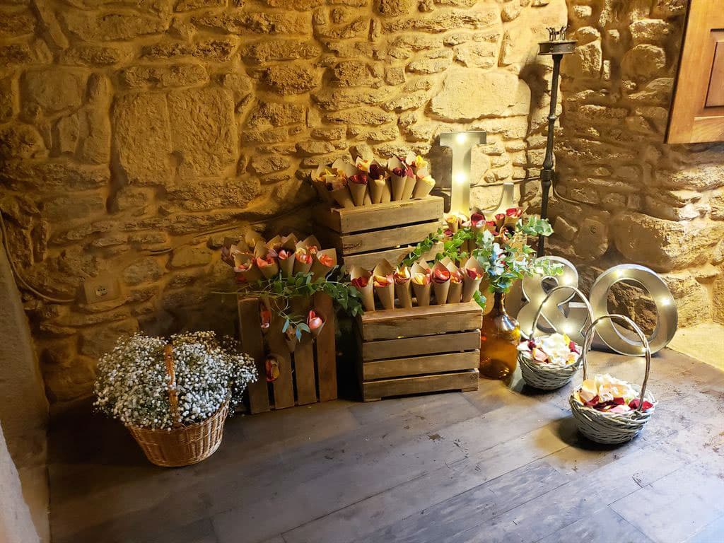 Rincón de celebración decorado con flores en Salceda de Caselas